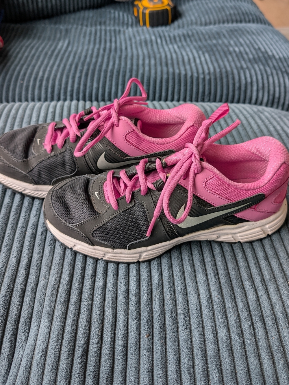 Nike Dart 10 Girls Black and Pink Running Shoes Size 5.5Y